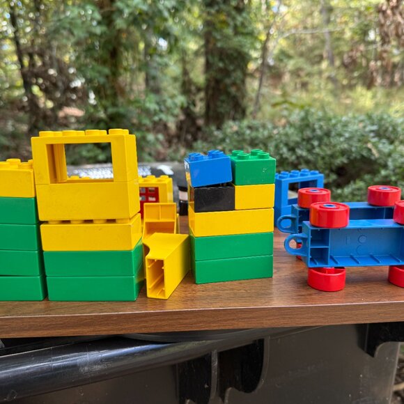 1977 LEGO Duplo Original 43-PC bundle w/ 8 Minifigs - Picture 5 of 8